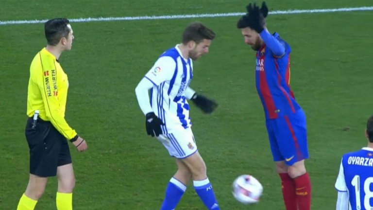 5. Непоказаният втори жълт картон на Меси
В реванша срещу Атлетик и последвалия мач срещу Лас Палмас почти нямаше съдийски грешки, на които да се спрем, преди Барселона да излезе срещу Реал Сосиедад в 1/4-финалите за Купата. Лео Меси на два пъти избегна втория жълт картон – първо, когато спря бързото изпълнение на фаула, и секунди по-късно, когато, заедно с Неймар, мина линията на стената, преди да бъде изпълнен свободният удар. А, да, по-долу в кадъра също се случва нещо…
Control nefasto pero ...........Y LO SABESpic.twitter.com/1FfqBrjLVO— David Zurutuza (@DZurutuza) January 19, 2017