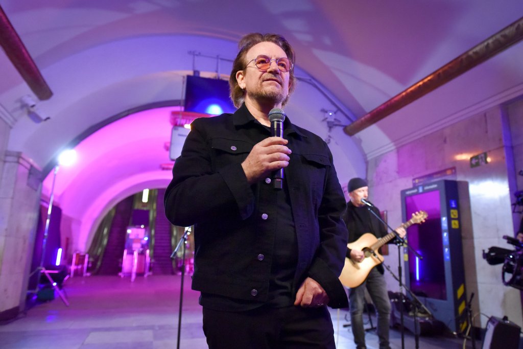 Боно от U2 изнесе изненадващо шоу "за свобода" в метрото на Киев