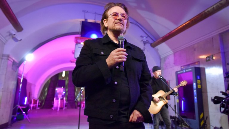 Боно от U2 изнесе изненадващо шоу "за свобода" в метрото на Киев