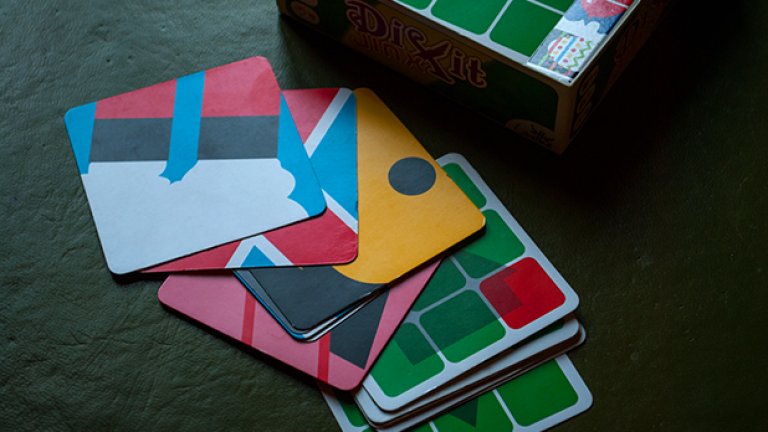 Някои бордови игри изискват логическо мислене и изготвяне на стратегии, а при други са важни късметът и въображението