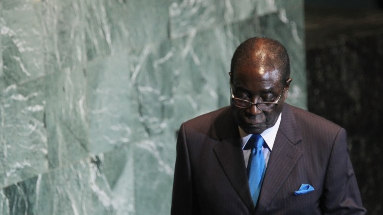 След оставката на Робърт Мугабе (на снимката), доскорошният вицепрезидент Емерсън Мнангагуа оглавява страната до следващите избори.