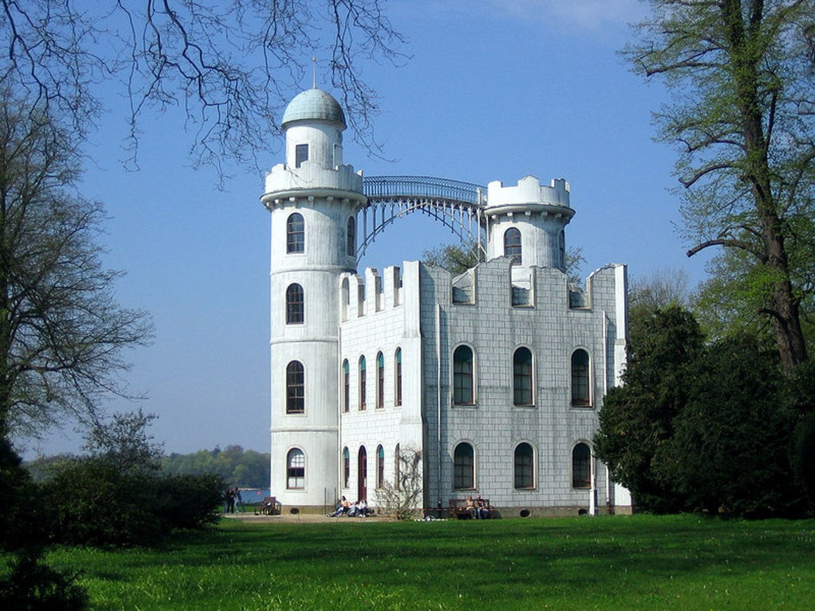 Замъкът на Фридрих Вилхелм II на остров Пфауенинзел (Острова на пауните) е построен като имитация на разрушена римска вила. 