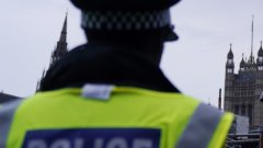 Инцидентът е станал, докато мъж е бил задържан в ареста в Кройдън, Южен Лондон