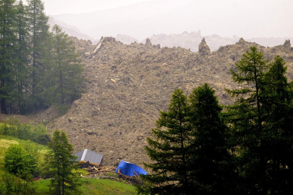 Ледник се срути и помете село в Швейцария (Снимки)