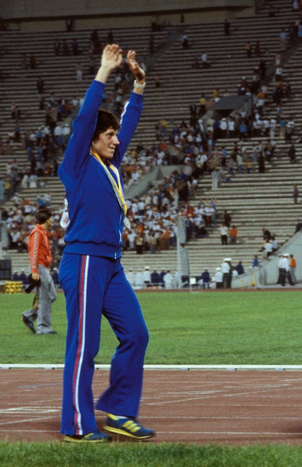 Ярмила Кратохвилова (Чехия), лека атлетика
Нейният рекорд на 800 метра е най-древният в съвременната лека атлетика. Самата Ярмила упорито опитва да докаже през цялата си кариера, че не е мъж въпреки грубата си външност и структурата на тялото. 