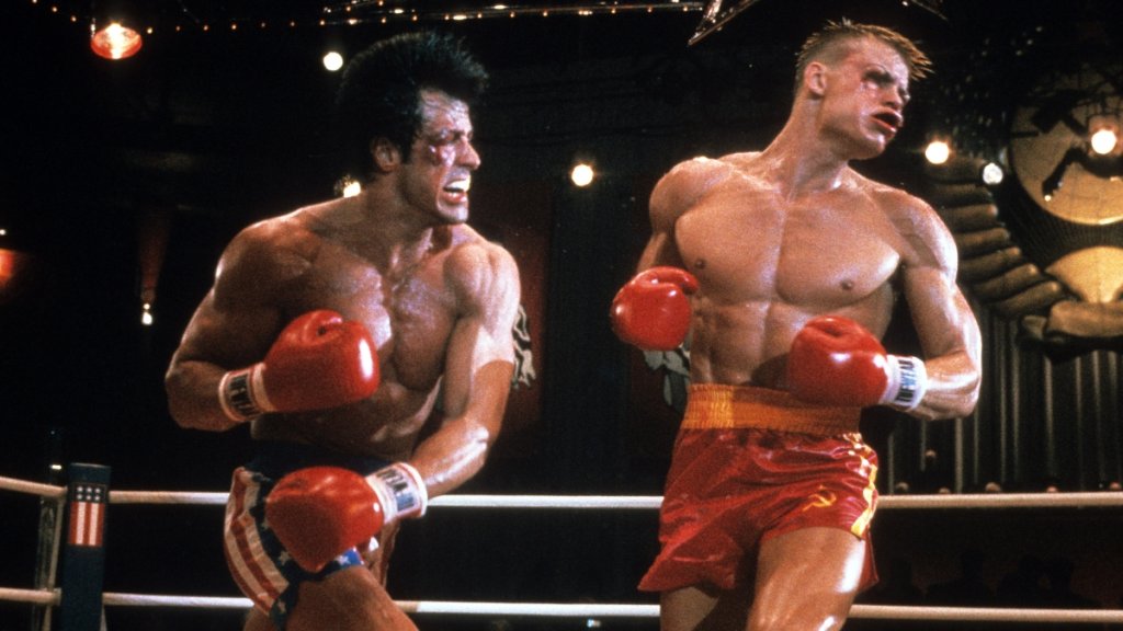 "Роки" (Rocky)
А ето и малко спортна драма, която да ви вдъхнови да потренирате малко, макар и затворени вкъщи! Обиколки на хола, клекове в кухнята, лицеви опори с помощта на леглото или упражненията със стол, които ви препоръчахме - филмите за Роки Балбоа са трогваща история не само за бокса и желанието да успееш, но и за предизвикателствата на живота.
Да, поредицата има своите слаби моменти ("Роки IV"), но след това идва нов връх в лицето на спинофите "Крийд" и "Крийд II", в които Роки вече е треньор на сина на един от най-големите си опоненти/приятели. Ако коронавирусът е Иван Драго, това е поредицата, която да ви надъха да го победим заедно.