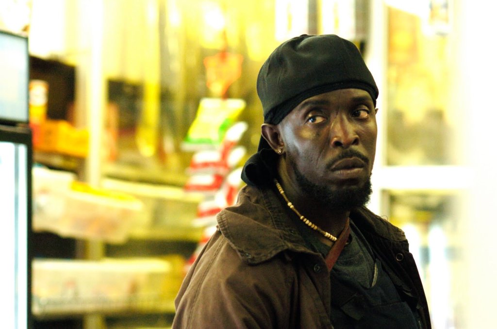 Омар Литъл (The Wire)

Омар е най-уникалният персонаж в сериала. Гей, покрит с белези, който се превръща в нещо като съвременен Робин Худ, който краде от наркодилърите. Омар е почтен човек в непочтен свят. Той защитава приятелите си и следва морален