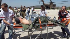 Израелски медици транспортират ранен палестинец след атаката на израелските командоси срещу конвой с помощи за Газа   