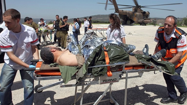 Израелски санитари изнасят ранен при израелското нападение над конвоя за Газа 