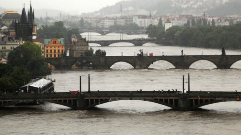 Наводнена Прага се бори с бедствието