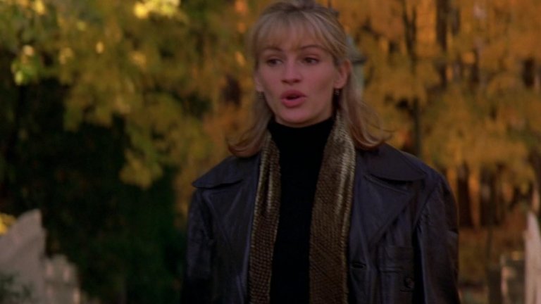 “Втората майка” 
 Къде да гледате: в Apple TV+ 
В милата и изключително трогателна история Джулия Робъртс и Сюзън Сарандън влизат в ролите на две жени, които трябва да загърбят инстинктивната враждебност помежду си за доброто на две деца. Робъртс играе младата фотографка Изабел, която се старае да намери общ език с 12-годишната дъщеря и 7-годишния син на новата си половинка.
Рождената им майка Джаки (Сарандън) обаче ревниво пази територията си, докато не научава, че е болна от рак.