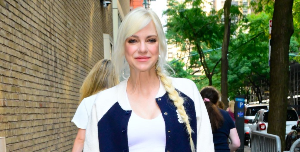 Ана Фарис
Актрисата има рожден ден на 29 ноември. Тя остава едно от най-разпознаваемите комедийни лица на Холивуд, с усет към самоиронията и жанровия хумор.