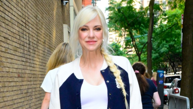 Ана Фарис
Актрисата има рожден ден на 29 ноември. Тя остава едно от най-разпознаваемите комедийни лица на Холивуд, с усет към самоиронията и жанровия хумор.