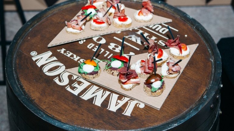 Jameson отваря пространството "Безстрашни пичове"