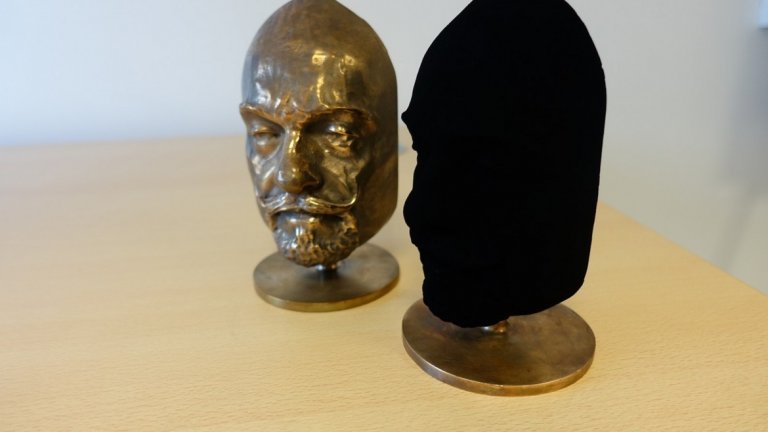 Материалът кара триизмерни обекти да изглеждат двуизмерни. Все пак не е добра идея да се използва за ушиването на рокля, например.