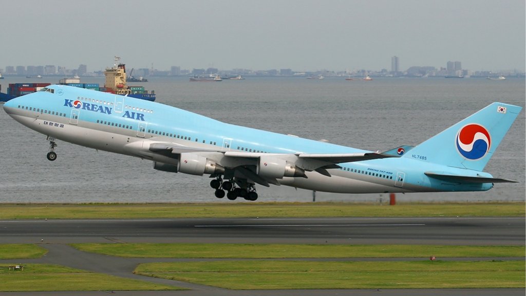 Korean_Air_Boeing_747-400_KvW
