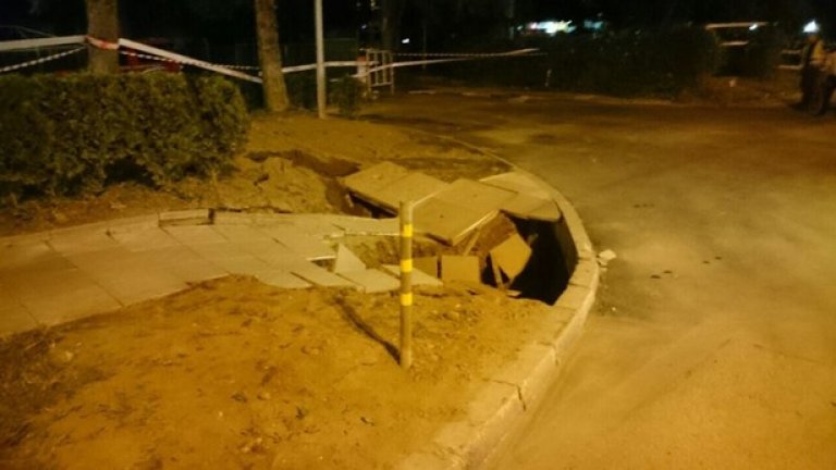 Бул. „Черни връх“ е сред невралгичните за преминаване пътни артерии в София заради удължаването на втория лъч на метрото до жк. Хладилника