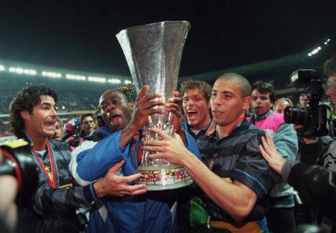 Интер с Ронадло, но без титла 

Интер, другият отбор от Милано, се активизира през 1995 г. Босът Масимо Морати брои 8 милиона евро на Манчестър Юнайтед за Пол Инс, след това привлича Роберто Карлос и Иван Саморано. Но голямата цел е феноменалният бразилец Роналдо, който пристига в отбора през 1997 г. Първият му сезон в Интер се увенчава с 34 гола и спечелването на Купата на УЕФА. Но две тежки травми в коляното стават причина Роналдо да вкара още само 25 пъти в следващите четири години. 

Интер си отваря широко сметките и през 1999 г., когато купува Кристиан Виери от Лацио за рекордните 40 милиона евро. Но нито той, нито Роналдо успяват да станат шампиони с черно-синия екип. И това е единственото десетилетие, в което Интер остава без нито една титла. 
