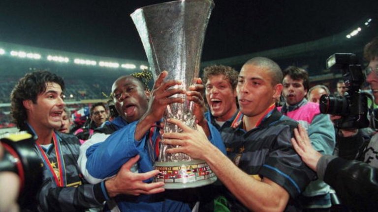 Интер с Ронадло, но без титла 

Интер, другият отбор от Милано, се активизира през 1995 г. Босът Масимо Морати брои 8 милиона евро на Манчестър Юнайтед за Пол Инс, след това привлича Роберто Карлос и Иван Саморано. Но голямата цел е феноменалният бразилец Роналдо, който пристига в отбора през 1997 г. Първият му сезон в Интер се увенчава с 34 гола и спечелването на Купата на УЕФА. Но две тежки травми в коляното стават причина Роналдо да вкара още само 25 пъти в следващите четири години. 

Интер си отваря широко сметките и през 1999 г., когато купува Кристиан Виери от Лацио за рекордните 40 милиона евро. Но нито той, нито Роналдо успяват да станат шампиони с черно-синия екип. И това е единственото десетилетие, в което Интер остава без нито една титла. 
