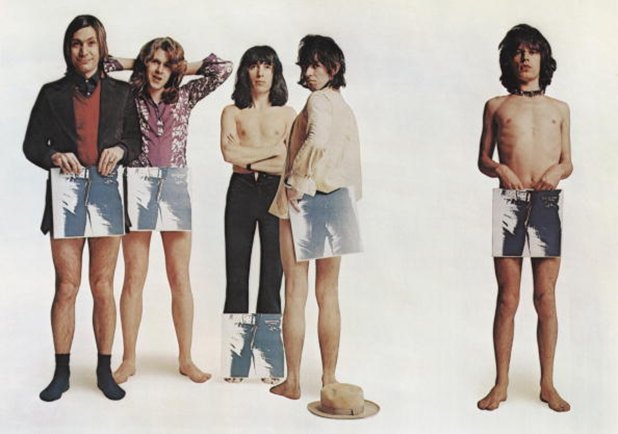 Британската рок група позира за хумористична групова снимка с копия от албума си "Sticky Fingers", който излиза през април 1971 година. Обложката на албума е създадена от американския поп артист Анди Уорхол. 