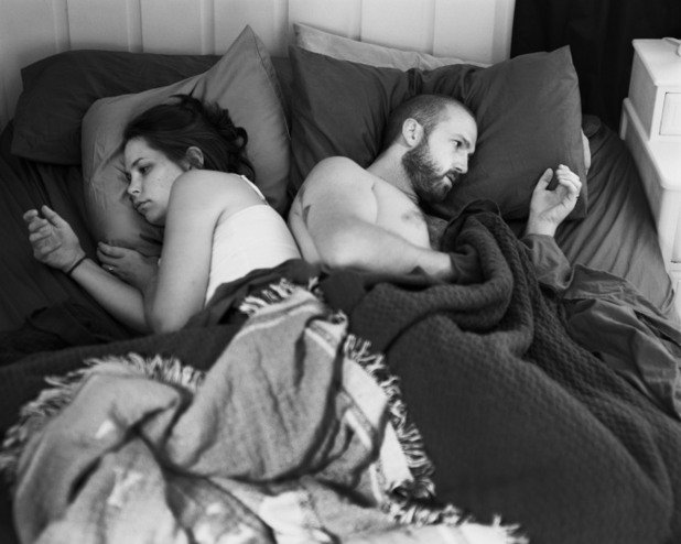 Когато Ерик Пикърсгрил (вдясно) ляга до съпругата си всяка вечер, той установява, че и двамата си обръщат гръб, за да комуникират със смартфона. Така се ражда идеята да премахне снимките на смартфоните от портретите, които създава