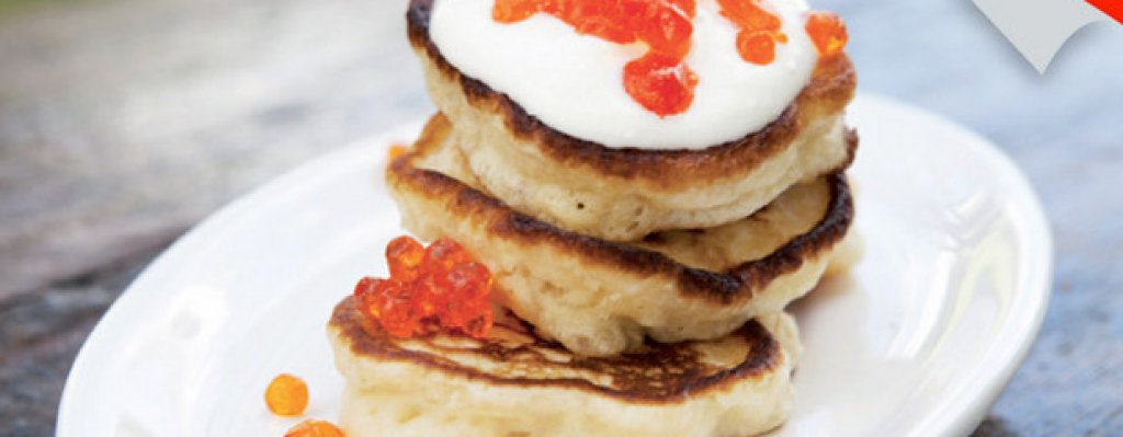 6. Руски блини
• 250 г брашно (половината може да бъде брашно от елда) • 30 г мая • 1 чаена лъжица захар • 2 чаени лъжици сол • 2 супени лъжици подквасена сметана •  300 мл мляко • 2 супени лъжици разтопено масло За соса: •  350 г подквасена сметана • 50 г разтопено масло •  1 лъжица лимонов сок • няколко стръка пресен копър • сол За топинга: хайвер или пушена сьомга
Смесете брашното и солта в купа. Затоплете 100 мл мляко в тигана. После добавете захарта, натрошете прясната мая, оставете настрани покрита за 5-6 минути, за да втаса. Разделете белтъците от жълтъците. Смесете жълтъците с останалото мляко, разтопеното масло и сметаната в купата. Добавете към тях сместа от брашното и маята. Разбъркайте, после покрийте и оставете за 1 час. Разбийте белтъците с електрически миксер до пухкав сняг, а после бавно добавете към втасалото тесто. Намажете тигана с мазнина. Поставете малки парчета от тестото върху тигана, като оставяте от 2 до 5 сантиметра между тях. Пържете 3 минути, после обърнете и гответе от другата страна още 3 минути.  За да приготвите соса, смесете подквасената сметана и разтопеното масло с нарязания копър, лимоновия сок и солта. Поднесете блините гарнирани отгоре с хайвер или пушена сьомга. Залейте със соса.