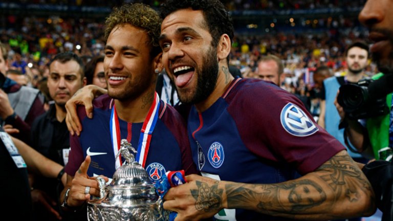 Контузеният Неймар този път празнува със съотборниците си