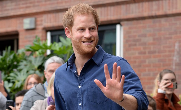 Неприязънта на принц Хари към таблоидите датира още от смъртта на майка му - принцеса Даяна. След брака си с Меган Маркъл обаче той поде мащабна "война" срещу агресивните медии заради начина, по който те атакуват семейството му. По този начин той наруши традиционната позиция на британското кралско семейство да не се занимава директно с медиите в страната.