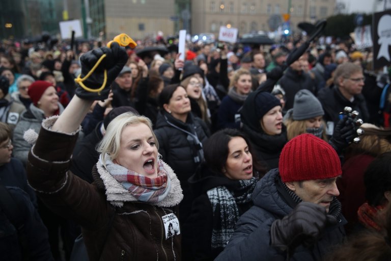 За последните няколко години полякините излизаха многократно на протест срещу опитите на правителството да ограничи достъпа до законни аборти.