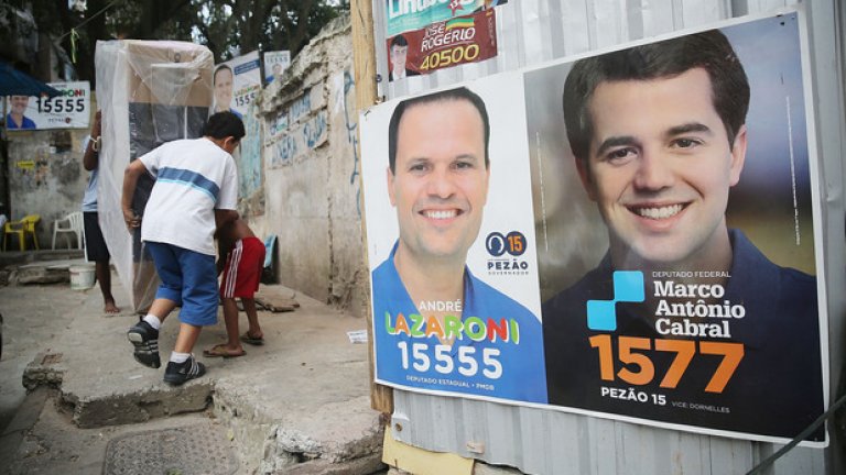 За 1,3-те милиона гласа на обитателите на фавели в Рио се борят стотици кандидати - с хиляди плакати