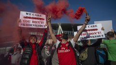 Протест на феновете на Арсенал пред "Емирейтс" срещу настоящото ръководство в лицето на Стан и Джош Крьонке преди загубата от Евертън с 0:1.