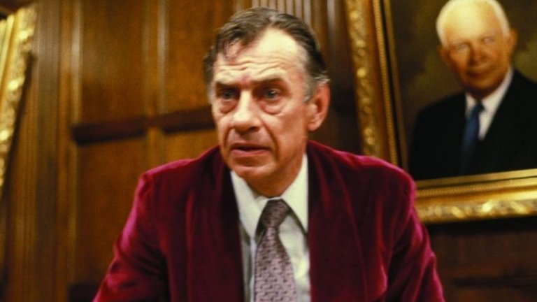 7. Secret Honor / Тайна чест
реж. Робърт Олтмън, 1984 г.
Актьор Филип Бейкър Хол е изцяло сам в тази драма, в която играе измислена версия на американския президент Ричърд Никсън. Той е сам в кабинета си, където прави аудиозапис на мислите си. В този дълъг монолог около него са само портретите по стените, бутилка уиски и зареден пистолет. На определени места Никсън говори само на себе си, а на други – на въображаеми събеседници, на които разкрива детайли за детството си, семейството и политическата си кариера, като достига дори до скандала "Уотъргейт".