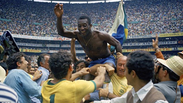 Краля Пеле след епичния финал на световното през 1970 г. - култова снимка за историята.