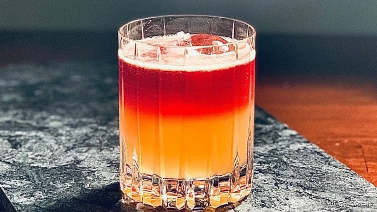New York Sour Бърбън и червено вино – две зимни другарчета, които в този коктейл се сприятеляват по неочакван начин. 60 грама бърбън се смесват с 20 грама лимонов сок и с 20 грама захарен сироп и се минават през шейкър. Наливат се в ниска чаша и коктейлът се допълва от червено вино до ръба.