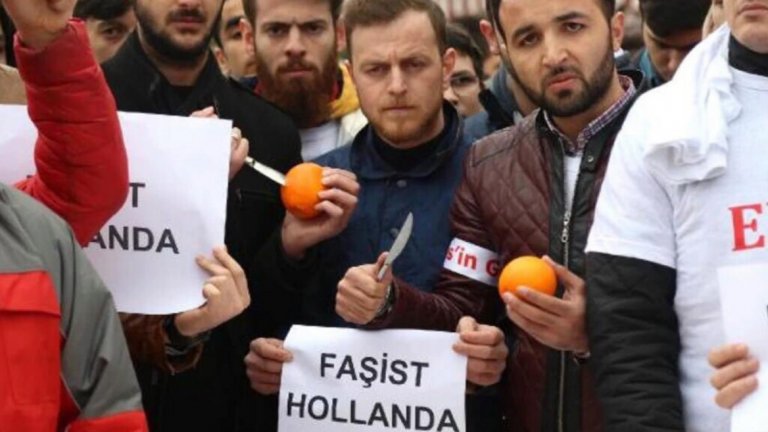 Отношенията между Турция и Холандия се влошават все повече. В Турция режат портокали в знак на протест, в Холандия Вилдерс пусна провокативно видео, с което призовава Турция "да седи далеч", защото "не е добре дошла"