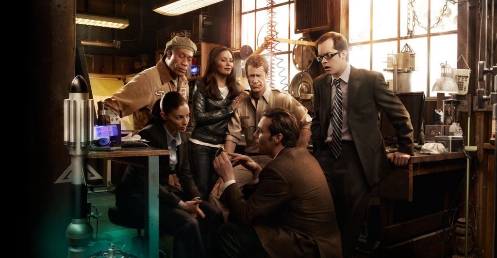 Eureka
Добре дошли в най-странния град на Америка - Еврика! Място, където американското правителство е събрало най-талантливите си учени, които да изобретяват пособията на утрешния ден. В един момент обаче по случайност там се озовава един обикновен щатски шериф с непокорната му дъщеря тийнейджърка. Така те стават част от малкото общество на Еврика и на почти всекидневна база трябва да се справят с редица разнообразни приключения и опасности, някои от които могат да разрушат и целия свят. Сериалът е лек, приятен и забавен, като също така хваща зрителя, въвличайки го в историята - с други думи идеален сериал за сегашното извънредно положение.