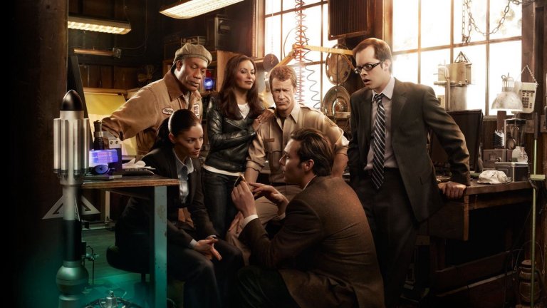 Eureka
Добре дошли в най-странния град на Америка - Еврика! Място, където американското правителство е събрало най-талантливите си учени, които да изобретяват пособията на утрешния ден. В един момент обаче по случайност там се озовава един обикновен щатски шериф с непокорната му дъщеря тийнейджърка. Така те стават част от малкото общество на Еврика и на почти всекидневна база трябва да се справят с редица разнообразни приключения и опасности, някои от които могат да разрушат и целия свят. Сериалът е лек, приятен и забавен, като също така хваща зрителя, въвличайки го в историята - с други думи идеален сериал за сегашното извънредно положение.