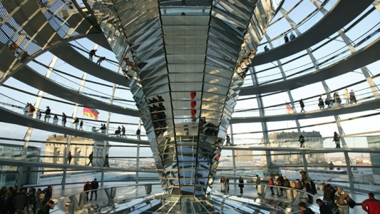 По-свежото ново лице на Берлин е блестящо отразено от ослепителния стъклен купол на Норман Фостър над Райхстага - едно от най-посещаваните места от туристите в Берлин.

