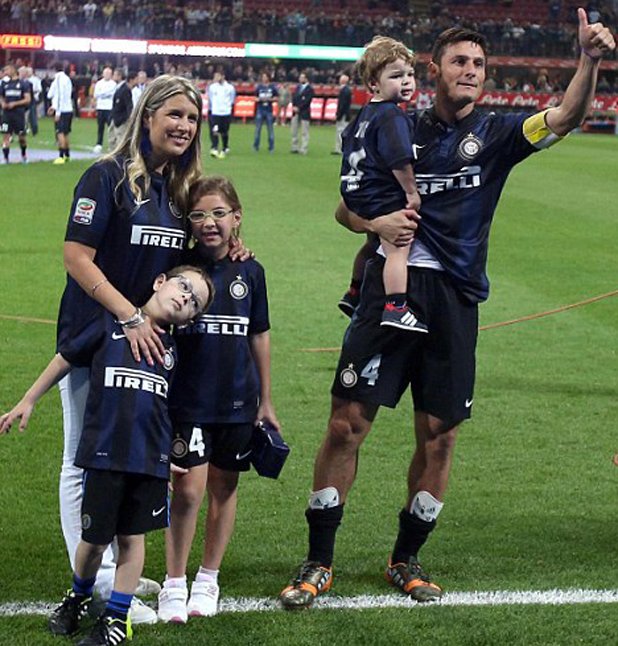 Със съпругата Паола и децата на терена след края на мача с Лацио.
