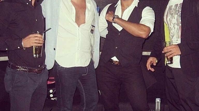 Някои от изобразените хора на снимките са синове и дъщери на хората от политическия елит на Иран