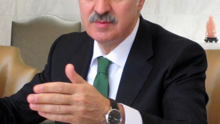 Турският вицепремиер Нуман Куртулмуш обяви и че Анкара  затваря и въздушното си пространство за холандските дипломати