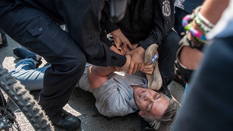 Арестът беше гневно посрещнат от гражданите