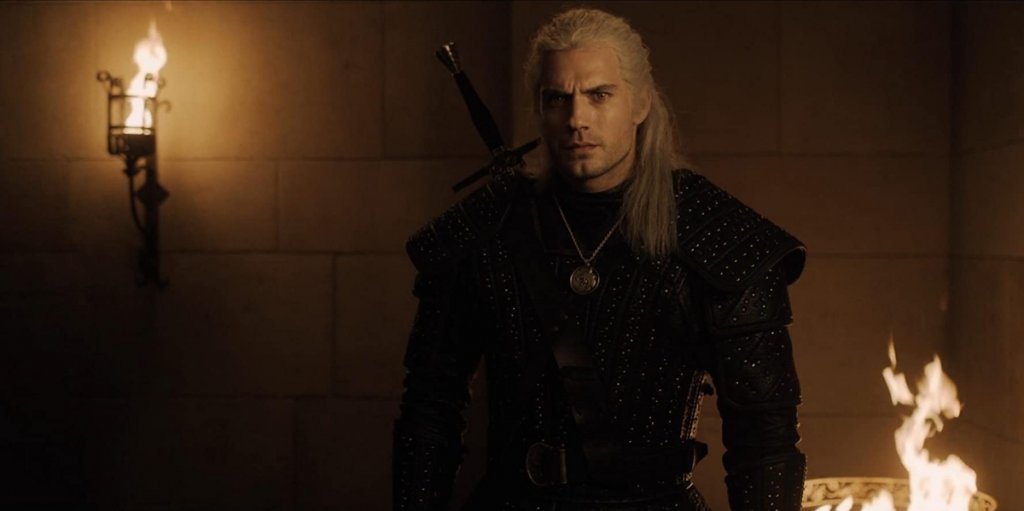 3. The Witcher (Netflix)
Хенри Кавил и неговият Гералт се впускат с меч в класацията, за да разбият малко супергеройската доминация. Вторият сезон на сериала, базиран върху фентъзи романите на Анджей Сапковски, измести ъгъла от по-разпокъсаните приключения на ловеца на чудовища Гералт, за да покаже как той влиза в ролята на доведен баща на надарената с опасни сили Цири/Сири.