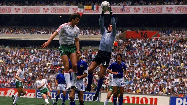 24-годишният Сираков се разписа в мача на откриването на Мондиал'86, изравнявайки за 1:1 срещу действащия световен шампион Италия. Общо за България той изигра 82 срещи с 23 гола в периода 1983 - 1996. Взе участие на две световни първенства (1986 и 1994) и едно европейско (1996)