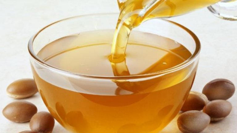 Арганово масло се добива от костилката на плода на едно от най-старите дървета в света - аргановото дърво