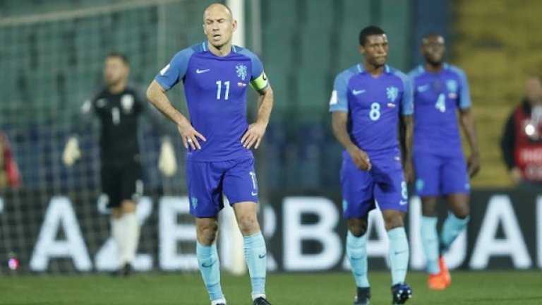 5. Холандците бяха трагедия, май няма да докарат и до баражите
Без да се омаловажава постигнатото от българските футболисти, отборът на Холандия представляваше жалка картинка. И то не само в моментите, в които просто България не им позволяваше да играят и блокираше успешно атаките им, но и в тези случаи, в които нашите защитници увисваха, предоставяха пространство, а „лалетата” имаха възможност да комбинират и да покажат класа. Холандия владееше топката през над 70% от времето, играеше в нашата половина и си размени шест пъти повече пасове, но успя да уцели българската врата за пръв път чак в 57-ата минута.
Холандците не приличаха на отбор, а на сбирщина от застарели звезди и неориентирани младоци, които не показват никаква задружност и никакъв хъс, за да обърнат негативния резултат. Ако преди мача някой ви беше казал, че две балонни топки към Спас Делев ще ни донесат два гола, щяхте дълго да му се смеете, но точно това се случи, като особено първото попадение беше щедър подарък от направилия кошмарен дебют 17-годишен защитник Матийс Де Лигт и неориентирания вратар Йерун Зут. Гледайки какво представлява холандският отбор, не е учудващо, че във втори пореден квалификационен цикъл имат сериозни проблеми. И след провала си в европейските квалификации, нищо чудно и сега да не достигнат дори второто място и баражите.