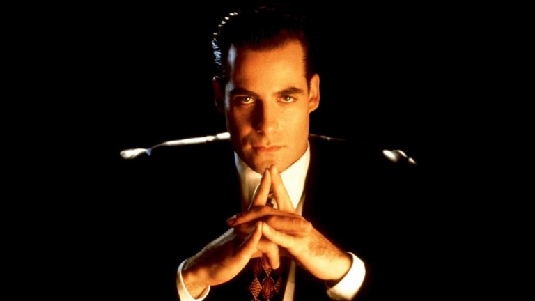 Profit (1996) - 8 епизода
Ето един сериал, който е изпреварил времето си с поне десетилетие. Profit тръгва по Fox през пролетта на 1996 г. и разказва за Джим Профит, бизнесмен, работещ в огромна корпорация - умен, чаровен и готов на абсолютно всичко, за да се издигне в корпоративната стълбица.
Profit е сериал, който е без конкуренция в тогавашната американска ефирна телевизия по отношение на мрачността си, мизантропията и абсолютно безскрупулния си главен герой. Сюжетът е повече от интригуващ, героите са добре написани и живи, а цялостната атмосфера е пленяваща.
Ерата на антигероите обаче е далеч и Fox се оказва обект на критика, както от значителна част от зрителите си, така и от бизнес съсловието в САЩ. Телевизията излъчва само пет от създадените осем серии и разбира се отказва да купува повече серии.