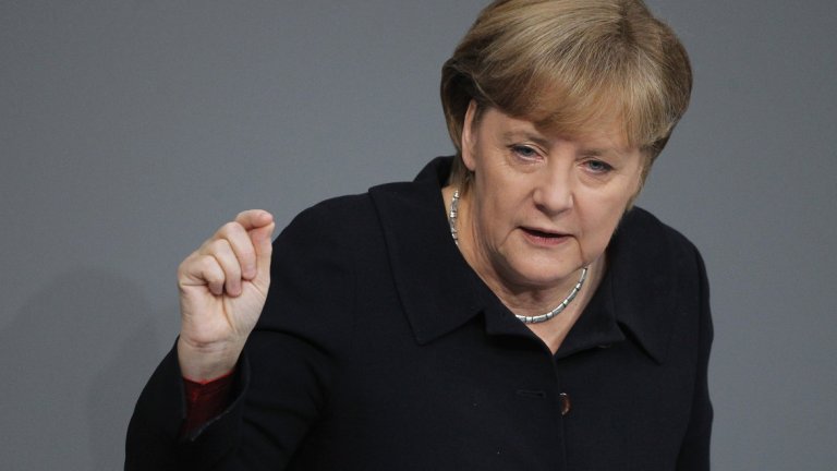 6. Ангела Меркел
Вече десетилетие и половина Меркел е канцлер на най-голямата европейска икономика и за това време тя определено беше ключова фигура в определянето на дневния ред на ЕС - както по положителен, така и по негативен начин. През изминалата година тя обяви, че няма да преследва нов мандат като лидер на партията си, нито като канцлер, но в ръцете й продължава да е концентрирана сериозна власт. 
Това пролича от избора на протежето й Урсула фон дер Лайен за председател на ЕК (макар идеята точно тя да заеме позицията да по-скоро пада върху Еманюел Макрон), както и от настоящото й противопоставяне на френския президент относно бъдещето на отбранителната политика на Общността. 
Сега голямата коалиция, която я държи на власт, се клати сериозно и във всеки момент има опасност да се разпадне, а нейната официална наследничка в партията Ангрет Крамп-Краненбауер се бори за признание на лидерството си. С оглед на това следващата година се очертава особено интересна за Меркел и за политиката на Германия като цяло. 