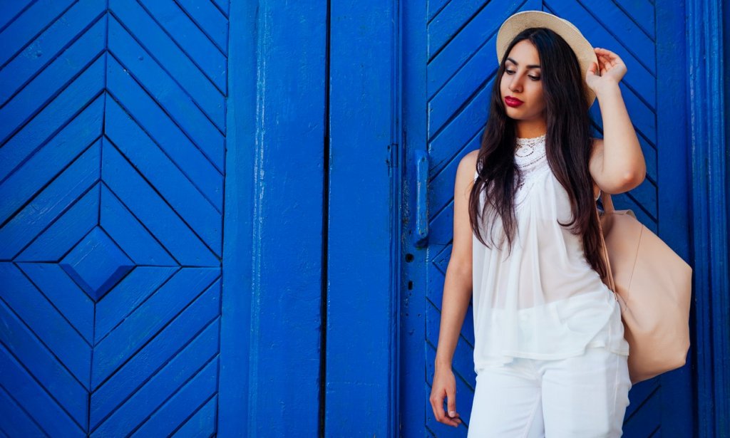 Бяло, синьо, пастелно
Дрескодът на Санторини няма как да не започне от специфичните за острова цветове - лазурно синьо, бяло и разновидности на пастелните тонове на бежовото и розовото за разнообразие. Общото настроение, което островът създава, е за море, съчетано с романтиката, заради което и цветовата гама е издържана в този вид,