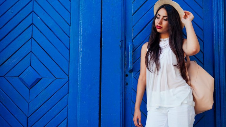 Бяло, синьо, пастелно
Дрескодът на Санторини няма как да не започне от специфичните за острова цветове - лазурно синьо, бяло и разновидности на пастелните тонове на бежовото и розовото за разнообразие. Общото настроение, което островът създава, е за море, съчетано с романтиката, заради което и цветовата гама е издържана в този вид,